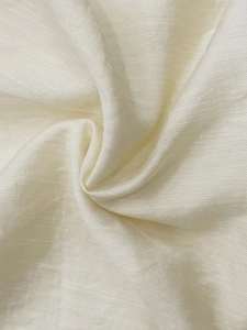 Gros plan sur tissu blanc cassé avec texture horizontale fine et plis élégants
