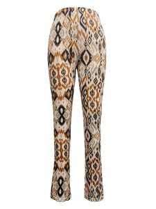 Detail van de Azteekse geometrische print op gebreide broek met hoge taille en split