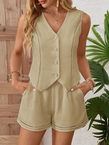 Sommer-Set aus ärmelloser Weste mit V-Ausschnitt und Shorts in Salbeigrün mit Spitze