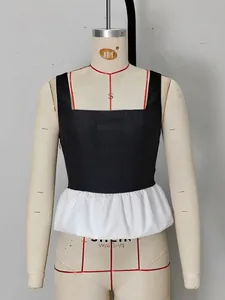Elegante canotta a contrasto bianco e nero con scollo quadrato e orlo a bolle pieghettato