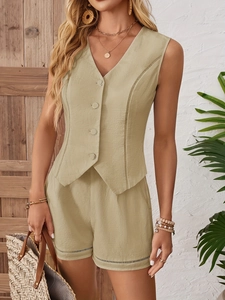Detail von ärmelloser Weste mit V-Ausschnitt und Shorts mit vertikaler Spitzenstickerei
