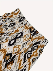 Detail van gebreide broek met Azteekse print met afwerking en geometrisch patroon