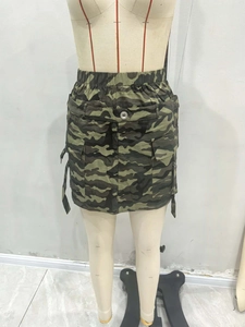 Détail de mini-jupe cargo camouflage montrant la taille élastique et les poches