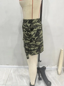 Détail d'une jupe cargo camouflage avec taille élastique et poche utilitaire avec anneau D