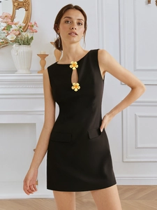 Elegante abito nero senza maniche con dettagli floreali dorati e scollatura a goccia