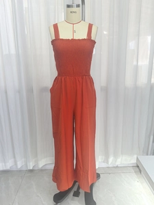 Combinaison pantalon orange brûlé avec bustier froncé et jambes larges fluides
