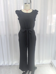 Zwarte mouwloze jumpsuit voor dames met ruches en een strikceintuur in de taille