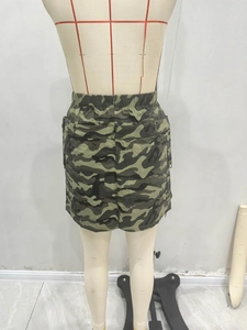 Vue détaillée de la mini-jupe cargo camouflage à taille haute avec ceinture élastiquée