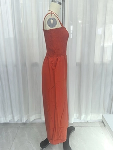 Détail du buste froncé et de la jambe large sur cette combinaison pantalon rouge rouille