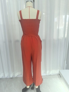 Combinaison rouge brique à jambes larges avec dos smocké sur un mannequin de couture