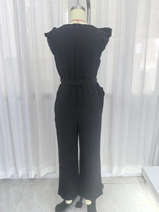 Elegante zwarte mouwloze jumpsuit met ruffelmouwen en tailleriem bekeken vanaf de achterkant