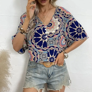 Détail de l'imprimé mandala bohème sur haut col V pour femme avec petits boutons
