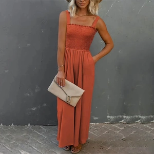 Détail de la combinaison bandeau orange avec bustier smocké et jambes larges