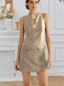 Dettaglio di elegante abito beige senza maniche con rose dorate 3D e intaglio sulla scollatura