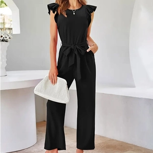 Detail van rufflemouwen en verstelbare tailleband op een zwarte mouwloze jumpsuit