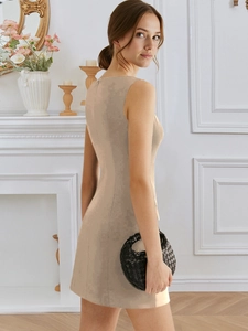 Dettaglio dell'elegante schiena di un abito beige senza maniche con cerniera nascosta
