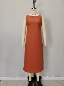 Elegante abito smanicato caramello con scollo in pizzo e spacco laterale per donna