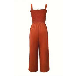 Détail de la combinaison pantalon large rouille avec bustier smocké et bretelles