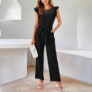 Detailweergave van een zwarte jumpsuit met ruchesmouwen en een tailleband met strik