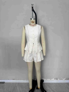 Elegant sleeveless buttoned vest and pleated shorts two-piece set in chic apricot white