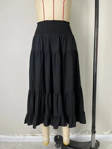Détail de la jupe noire à volants avec taille haute élastique et design multicouche