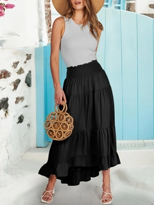 Détail de la jupe longue noire à taille haute avec volants pour les vacances d'été