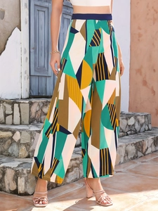 Dettaglio dei pantaloni larghi a vita alta con stampa geometrica e vita a contrasto
