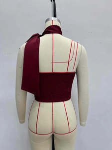 Détail du haut en satin bordeaux sans manches avec dos smocké élastique et longs rubans