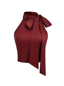 Détail du haut licou en satin bordeaux avec un grand nœud élégant et une texture soyeuse