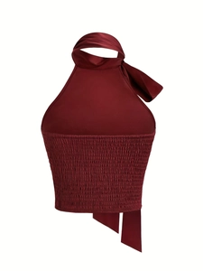 Détail du haut dos nu en satin bordeaux avec texture smockée et lien à nouer au cou