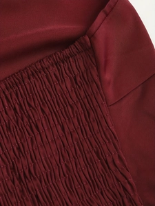 Haut élégant sans manches en satin rouge foncé avec détails plissés à la taille