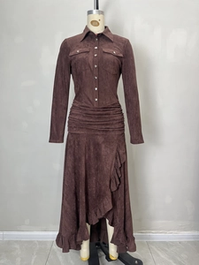 Französisches Vintage-Kleid aus braunem Wildlederimitat mit Rüschensaum und Taillierung