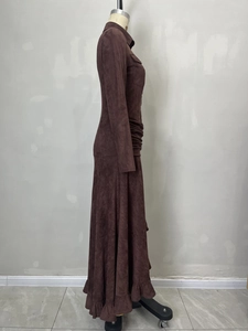 Details des Rüschensaums und der Taillenraffung am braunen Wildleder-Maxikleid