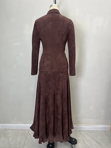 Französisches Vintage-Kleid aus braunem Wildlederimitat mit Rüschen und asymmetrischem Saum
