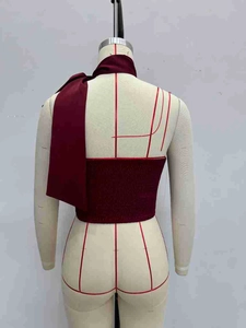 Haut tube élégant en satin bordeaux avec grand nœud au dos et texture plissée