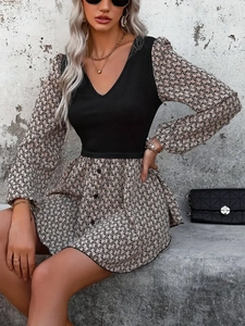 Schickes Patchwork-Kleid mit V-Ausschnitt, Puffärmeln und Letter-Print in Beige-Schwarz