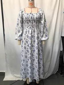 Elegantes Maxikleid mit Blumenmuster, Carré-Ausschnitt, Smok-Detail und Puffärmeln