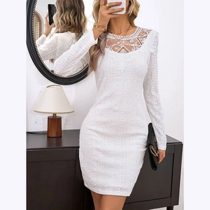 Détail de la robe élégante en dentelle blanche montrant les motifs du col et la coupe slim