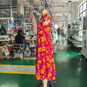 Détail de la robe fleurie magenta à manches volantées et jupon à plusieurs niveaux