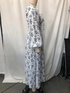 Detail des gesmokten Brustdesigns und der Laternenärmel am Blumen-Maxikleid