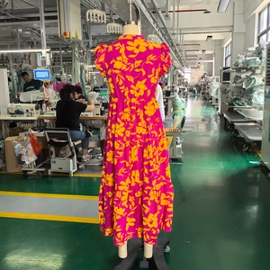 Détail de la robe longue fleurie à volants avec taille élastique en atelier de couture