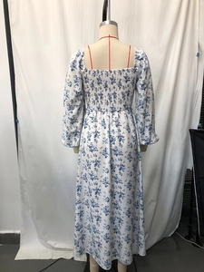 Nahaufnahme des eleganten Blumenkleides mit quadratischem Ausschnitt und Smok-Rückseite