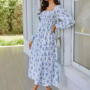 Detailansicht der Smocking-Handwerkskunst an einem weiß-blauen Kleid mit Karree-Ausschnitt