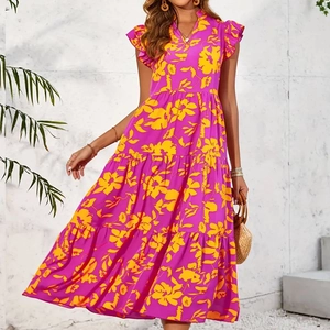 Détails du motif floral et des volants superposés sur une robe longue d'été