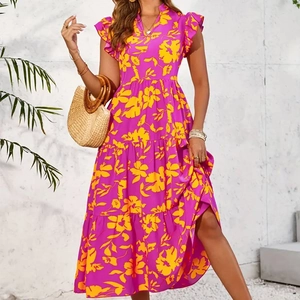 Détail du décolleté en V et des manches volantées sur robe longue fleurie rose fuchsia