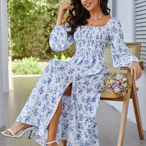Detailansicht des Blumenkleides mit Smok-Taille, eckigem Ausschnitt und hohem Seitenschlitz