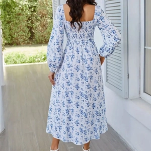 Detailansicht eines Blumenkleides mit Smok-Rücken und eckigem Ausschnitt-Design
