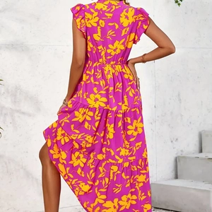 Détails des emmanchures à volants et de la robe longue fleurie à fleurs magenta et jaunes