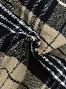 Gros plan sur la texture du tissu en laine à carreaux noir et blanc d'une jupe longue
