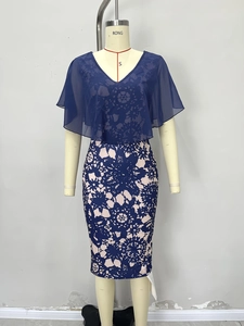 Robe moulante à col en V avec haut en mousseline bleu marine et jupe crayon à fleurs